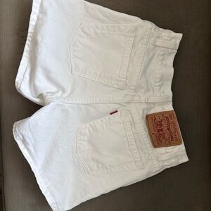Levi’s White Denim Shorts – 100% Cotton